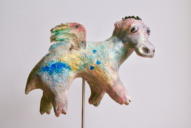 Fotografie einer bunten Skulptur eines Fantasietieres Fotografie einer bunten Skulptur eines Fantasietieres