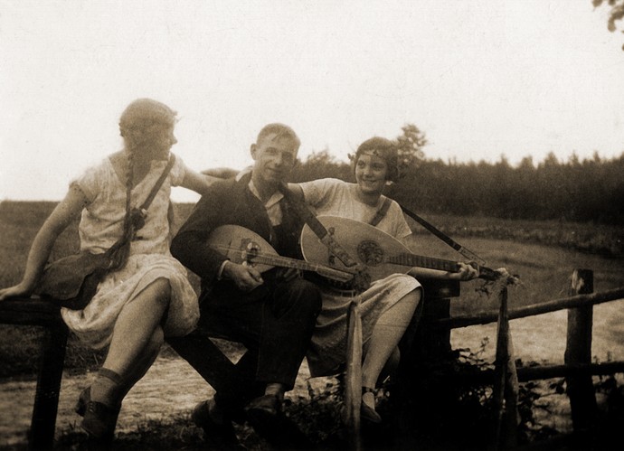 Katherine Allfrey mit zwei Mitgliedern der Wandervögel.